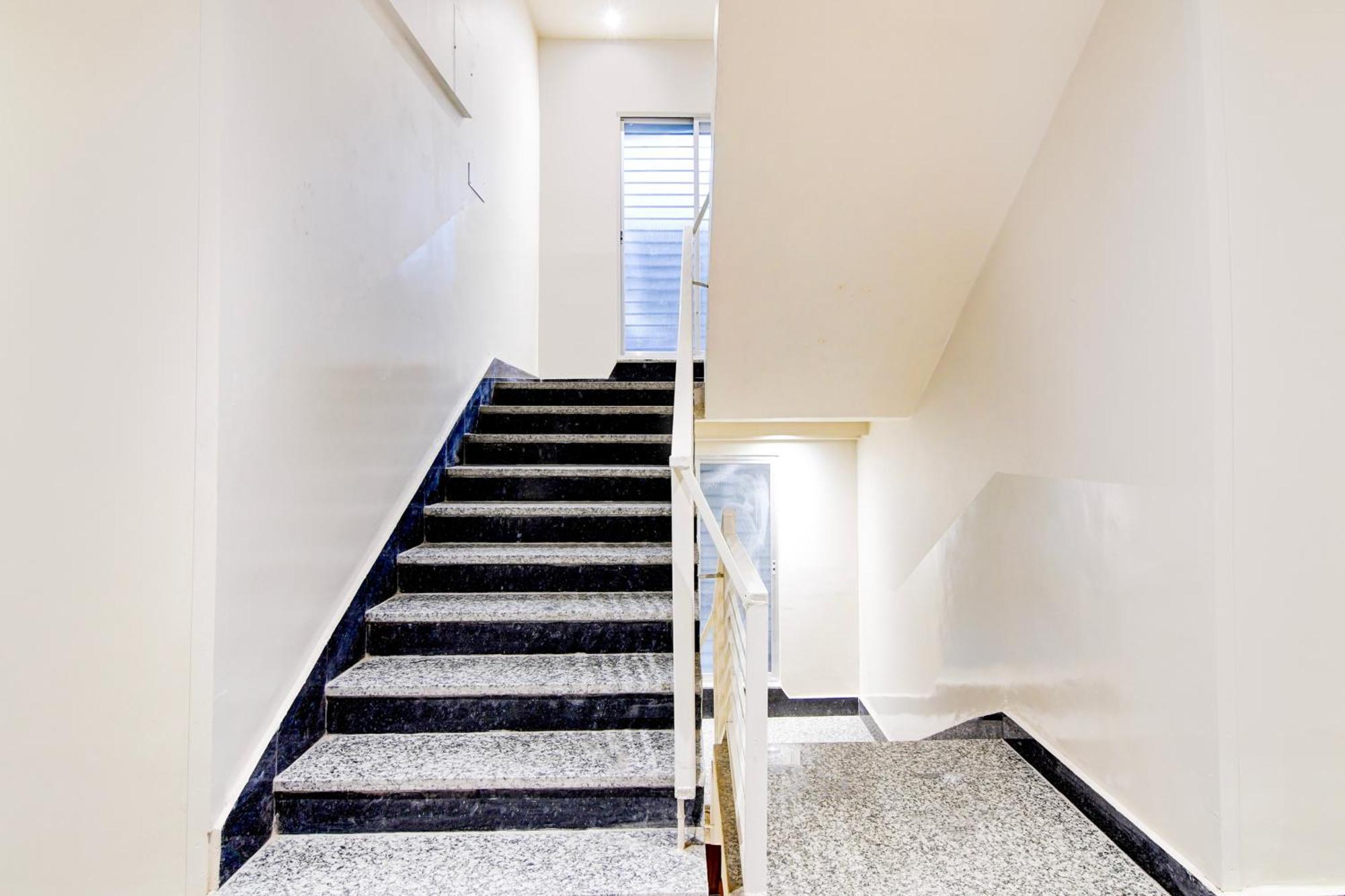 Super Townhouse Kaikhali Near Airport コルカタ エクステリア 写真