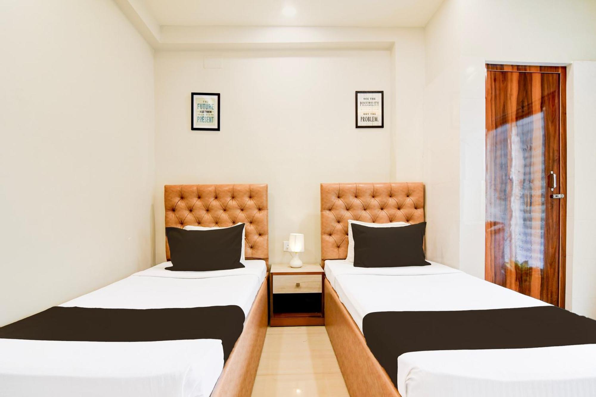 Super Townhouse Kaikhali Near Airport コルカタ エクステリア 写真
